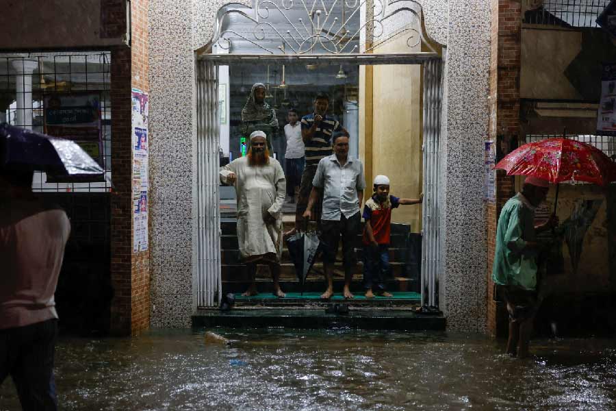 সিত্রাংয়ের ধাক্কায় বেসামাল সে দেশের রাজধানী ঢাকা। সোমবার বিকেল ৫টার পর থেকে গভীর রাত পর্যন্ত শহর জুড়ে তাণ্ডব চালিয়েছে ঘূর্ণিঝড়। সঙ্গী ছিল তুমুল বৃষ্টি।