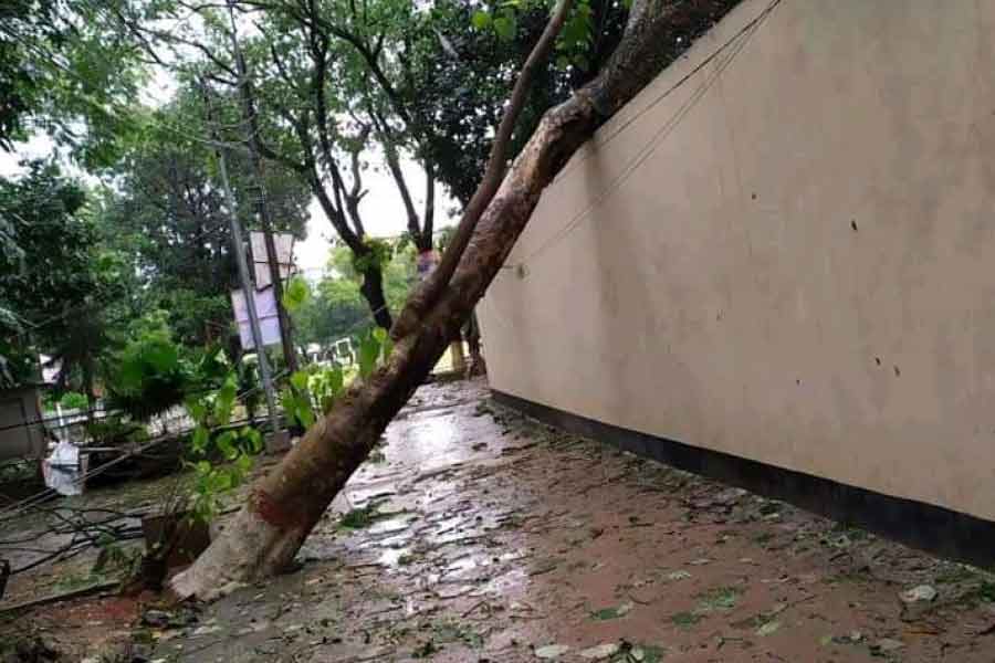  এ ছাড়াও, ধানমন্ডি ২৭, পূর্ব তেজতুরি বাজার, মহাখালি উড়ালপুলের নীচে, কাকলি সিগন্যাল থেকে বনানী উড়ালপুল, শান্তিনগর এবং পুরনো ঢাকার বেশ কিছু এলাকায় রাস্তা জল দেখা গিয়েছে মঙ্গলবার সকালেও। জম জমেছে ঢাকার ধানমন্ডি লেকের রবীন্দ্র সরোবর চত্বরেও। তবে সেই জলের পরিমাণ সোমবারের তুলনায় কিছুটা কম।