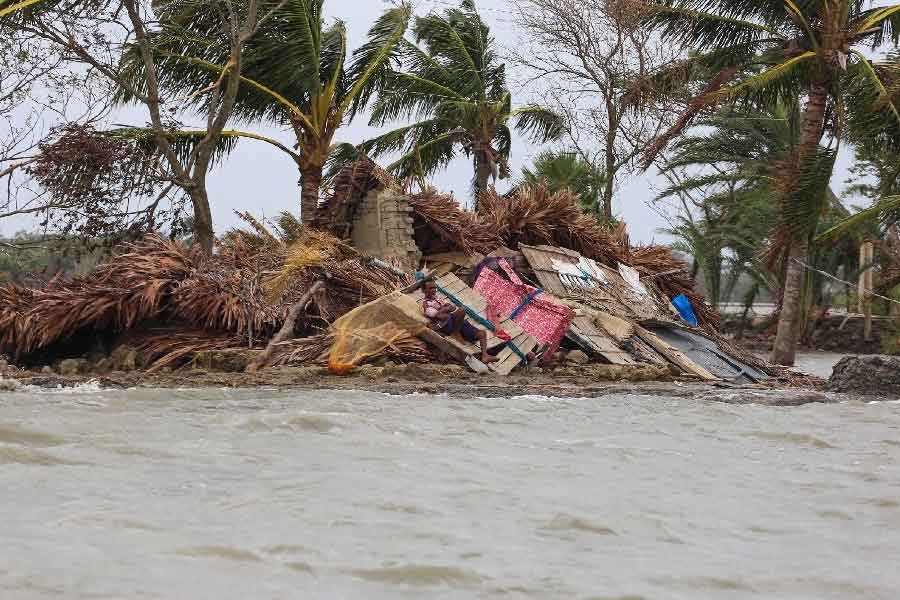  ঢাকার শান্তিনগর, বসুন্ধরা সিটির সামনে, হাতিরঝিল, সাতমসজিদ রোডের আবাহনী মাঠ, ইঞ্জিনিয়ারিং ইনস্টিটিউট, ধানমন্ডি এবং শাহবাগ এলাকায় বেশ কিছু বড় গাছ উপড়ে গিয়েছে ঘূর্ণিঝড়ের তাণ্ডবে।