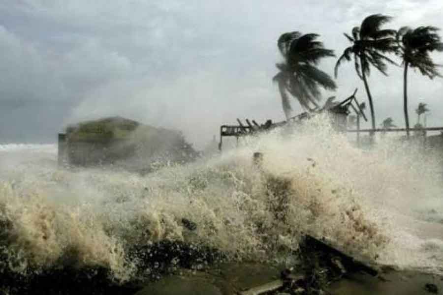 রাস্তায় জল জমে যাওয়ায় এবং গাছ উপড়ে পড়ায় যানবাহন চলাচল ব্যাহত হয় ঢাকায়। তবে সেই পরিস্থিতি বদলাতে শুরু করে মঙ্গলবার সকাল থেকে।