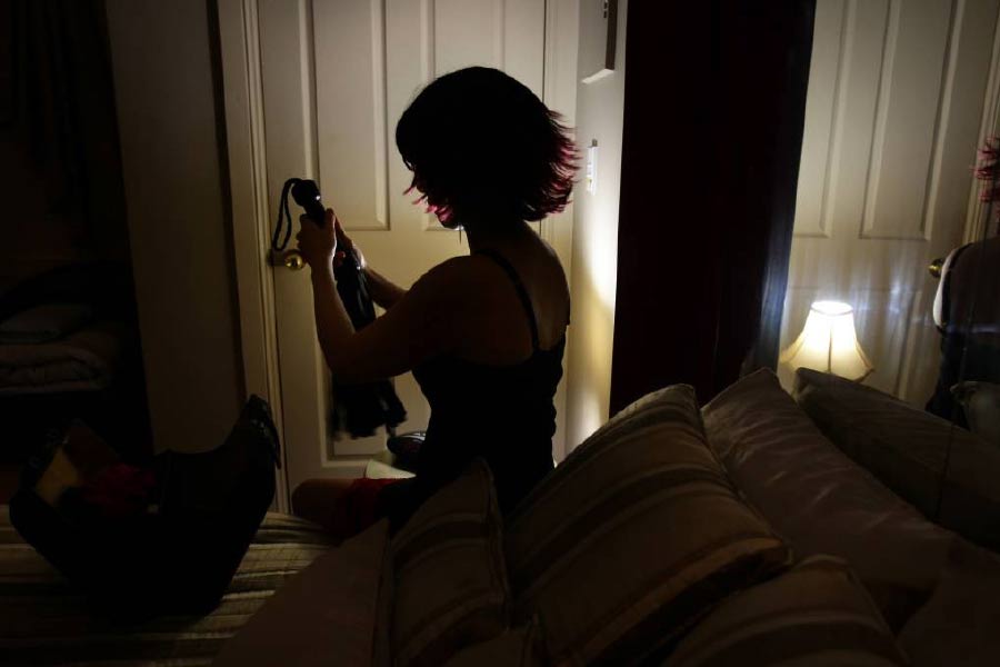 যদিও তাতে ছবিটা বদলায়নি। বেআইনি ভাবে মেয়েদের যৌন পেশায় নামানো বন্ধ হয়নি। কখনও পেটের তাগিদে এ সব করেন মেয়েরা। কখনও বা বিক্রি হয়ে যান।