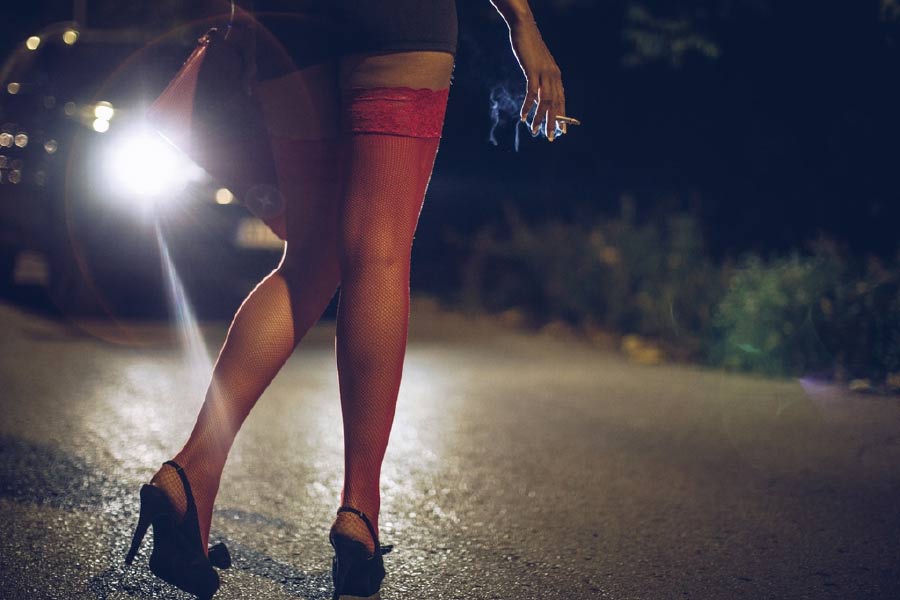 পুলিশ তদন্তে নেমে জেনেছে, ১৯ থেকে ৩০ বছরের মেয়েদের দিয়েই এ সব কাজ করানো হয়। কোনও একটি বাড়ি ভাড়া নিয়ে চলে ব্যবসা। তাদের ক্রীতদাসের মতো রাখা হয়।