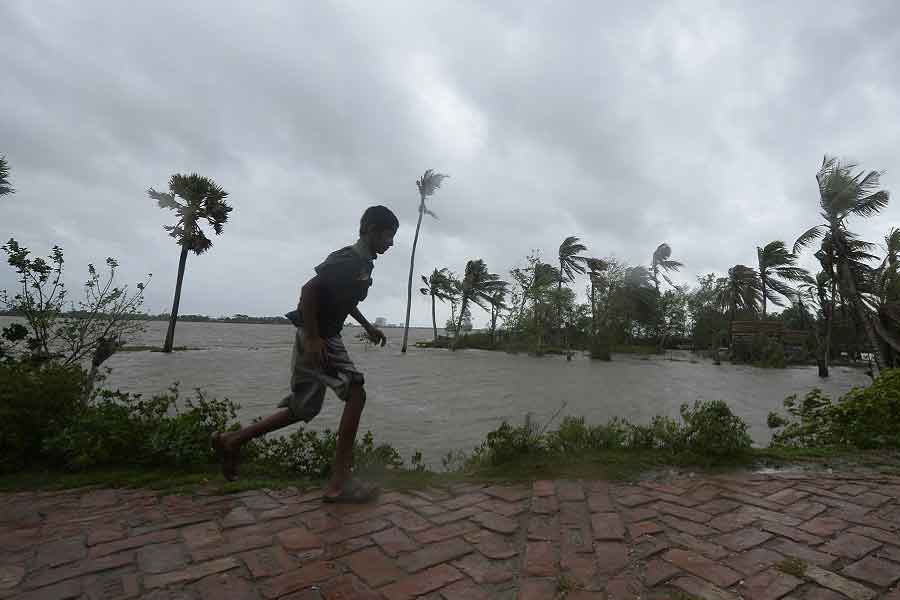 সোমবার সন্ধ্যা ৬টা থেকে পরবর্তী ২৪ ঘণ্টার পূর্বাভাসে আবহাওয়া দফতর জানিয়েছিল,  ঢাকা, রাজশাহি, খুলনা, বরিশাল, সিলেট, চট্টগ্রাম বিভাগের কয়েকটি জায়গায় এবং রংপুরের অনেক জায়গায় ঝোড়ো বাতাস-সহ মাঝারি থেকে ভারী বৃষ্টি হতে পারে।