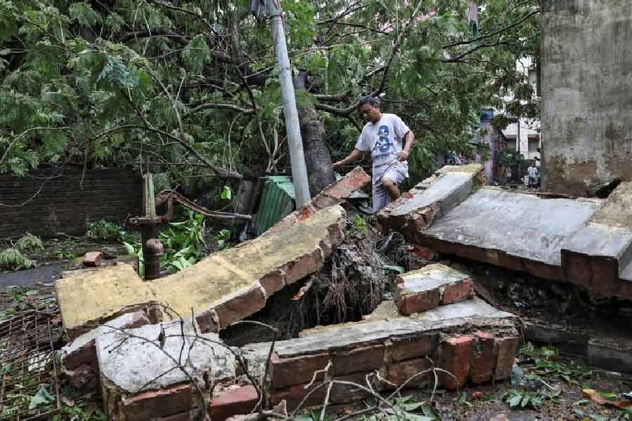 সোমবার দুর্যোগের সময় ঢাকার কিছু এলাকায় আগাম সতর্কতা হিসাবে বিদ্যুৎ সংযোগ বিচ্ছিন্ন করে দেওয়া হয়েছিল। তবে তা ঘূর্ণিঝড় বিদায় নেওয়ার পর তা ফেরানো হচ্ছে।