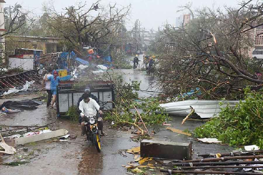 দুর্যোগের সময় ঢাকার বিভিন্ন এলাকার দোকানে জল ঢুকে যায়। তার জেরে বিপাকে পড়েছিলেন ব্যবসায়ীরা। তবে তার মধ্যেই চলে বেচাকেনা। মঙ্গলবার সকাল থেকে অবশ্য পরিস্থিতির বদল হয়েছে।