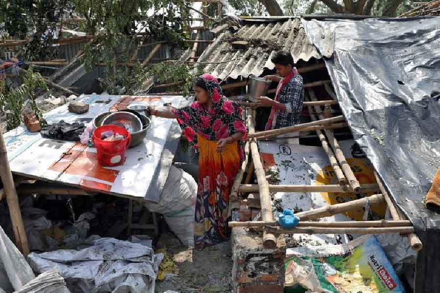 সিত্রাংয়ের প্রভাবে মঙ্গলবার সকাল থেকে রাজধানী-সহ দেশের বিভিন্ন জায়গায় বৃষ্টির পূর্বাভাস দিয়েছিল আবহাওয়া দফতর। কিন্তু মঙ্গলবার সকাল থেকে বৃষ্টি হয়নি ঢাকায়। আকাশ বেশ পরিষ্কার। ভোর থেকে মেঘলা থাকলেও, সকাল ৯টা নাগাদ দেখা মেলে রোদের।