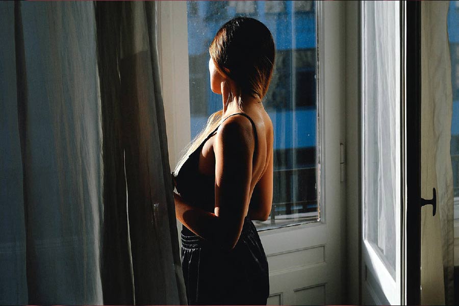 যাঁরা চক্র চালান, তাঁরা এ সব এলাকায় সস্তার কোনও বাড়ি ভাড়া নেন। নয়তো কোনও সংস্থার মাধ্যমে কয়েক দিনের জন্য বাড়ি ভাড়া নেন। সেখানেই চলে ব্যবসা।