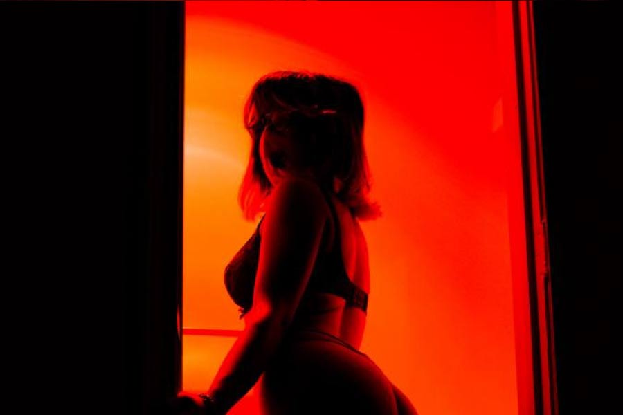 গোয়েন্দা অফিসার কার্ক জানিয়েছেন, যৌন ব্যবসায় জোর করে নামানো হয় ওই মেয়েদের। ভয় দেখানো হয়। ফলে পুলিশকর্মীরা তাঁদের সঙ্গে কথা বলতে চাইলেও তাঁরা সাহস করে কিছু বলেন না। আশঙ্কা, চক্র ফাঁস হয়ে গেলে তাঁদের দেশে পাঠিয়ে দেওয়া হবে।