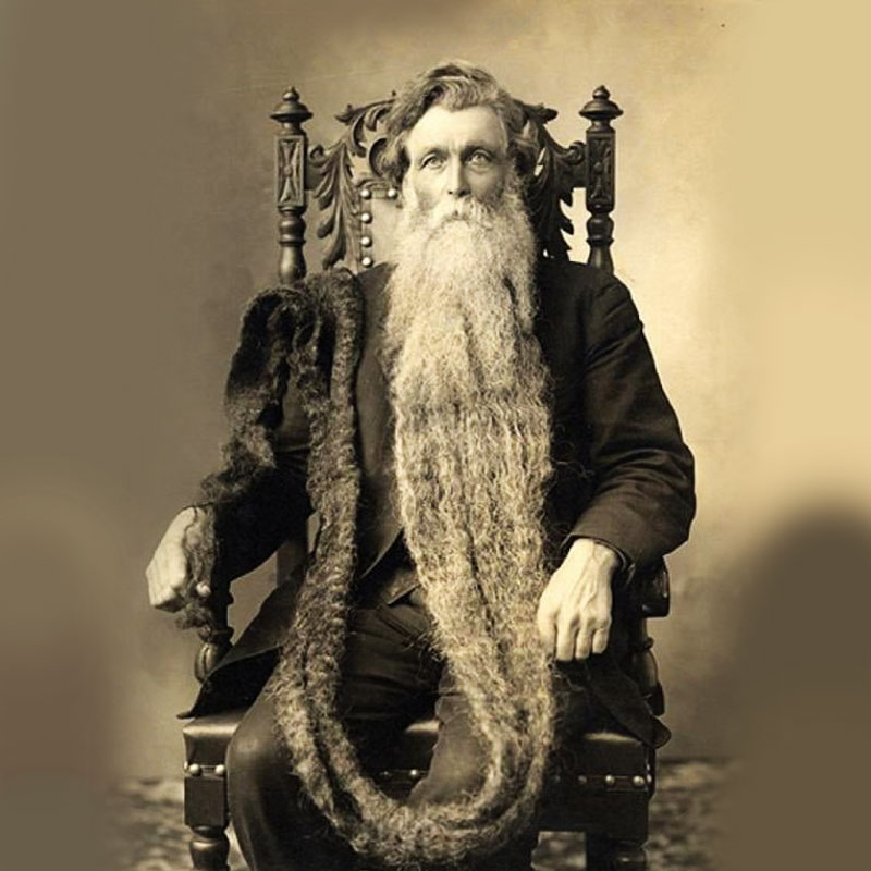 অস্ট্রিয়া-জার্মানির সীমান্ত লাগোয়া ছোট্ট শহর ব্রাউনাউ অ্যাম ইন। সেখানে সেন্ট স্টিফেন গির্জার পাশে পাথরের ফলকে খোদাই করা রয়েছে এক প্রৌঢ়ের অবয়ব।