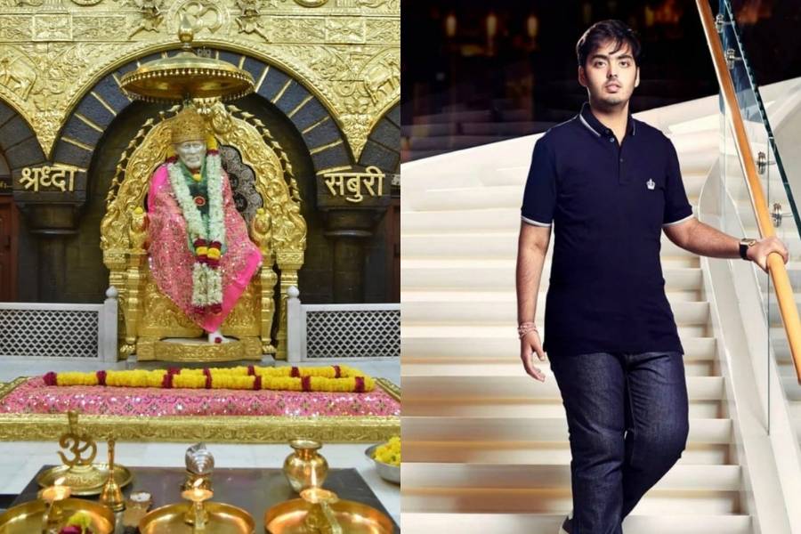 দীপাবলি উপলক্ষে অনন্ত অম্বানীর দানকর্মের মহত্তর রূপ প্রকাশ পেল। রিলায়েন্স ইন্ডাস্ট্রিজের চেয়ারম্যান মুকেশ অম্বানীর ছোট ছেলে অনন্ত অম্বানী দিপাবলীতে শিরডি সাই মন্দিরে গিয়েছিলেন।