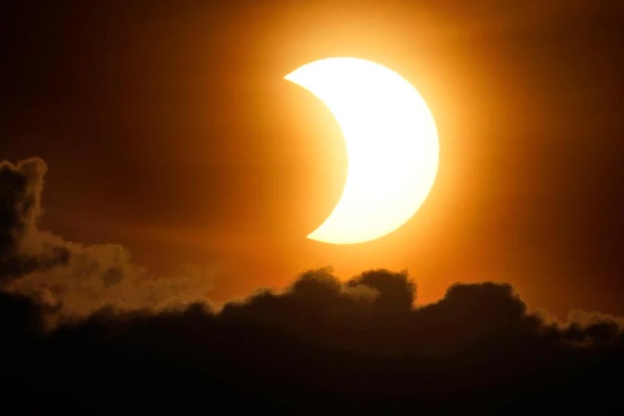 মঙ্গলবার খণ্ডগ্রাস সূর্যগ্রহণ। কলকাতার আকাশ থেকেও এই গ্রহণ দেখা যাবে। দেশের নানা প্রান্তে সূর্যের আংশিক গ্রহণ দেখতে উদ্‌গ্রীব হয়ে আছেন আগ্রহীরা।