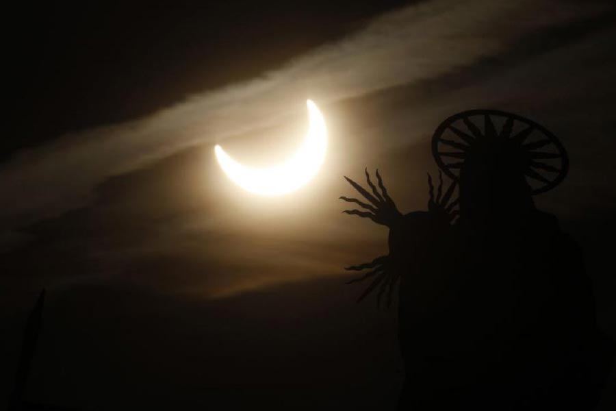 মঙ্গলবার ১২ মিনিট সূর্যগ্রহণ দেখতে পাবেন কলকাতার বাসিন্দারা। গ্রহণ দেখা যাবে বিকেল ৪টে ৫২ মিনিট থেকে। সূর্যাস্ত হবে বিকেল ৫টা ৪ মিনিটে।