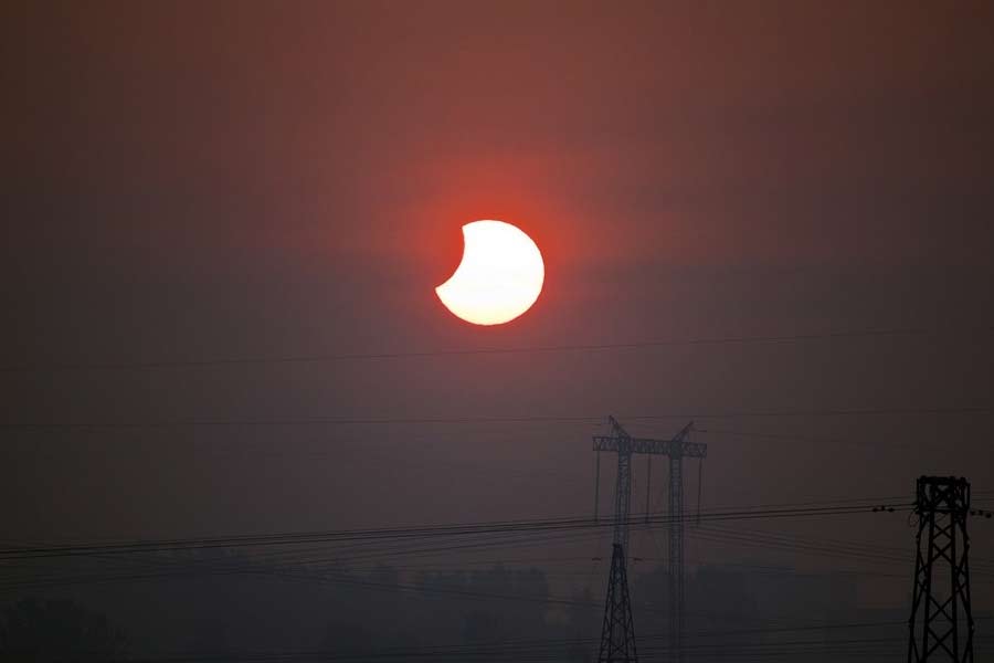 সূর্যকে আংশিক ‘গ্রাস’ করবে চাঁদ। দুপুরের পর গ্রহণ শুরু হবে বলে জানিয়েছেন বিশেষজ্ঞরা। তা স্পষ্ট দেখা যাবে সূর্যাস্তের ২ ঘণ্টা আগে থেকে। সূর্যাস্ত পর্যন্ত গ্রহণ দেখা যাবে।