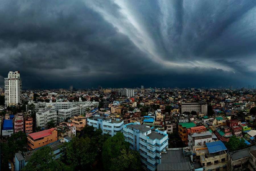 সোমবার পর্যন্ত কলকাতা ও পার্শ্ববর্তী এলাকা থেকে গ্রহণ দর্শন ছিল প্রায় অনিশ্চিত। ঘূর্ণিঝড় সিত্রাংয়ের প্রভাবে দিনভর বৃষ্টি হয়েছে। ঝোড়ো হাওয়াও বইছিল কলকাতা-সহ দক্ষিণবঙ্গে। ফলে মেঘলা আকাশে গ্রহণের সূর্য দেখা যাবে না বলেই ধরে নিয়েছিলেন সকলে।