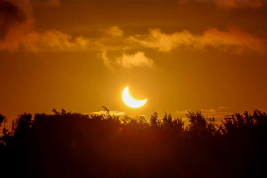 ভারতীয় সময় অনুযায়ী, গ্রহণ শুরু হবে মঙ্গলবার দুপুর ২টো ২৯ মিনিটে। সন্ধ্যা ৬টা ৩২ মিনিটে গ্রহণ শেষ হবে। অর্থাৎ, খণ্ডগ্রাস সূর্যগ্রহণ চলবে ৪ ঘণ্টা ৩ মিনিট।