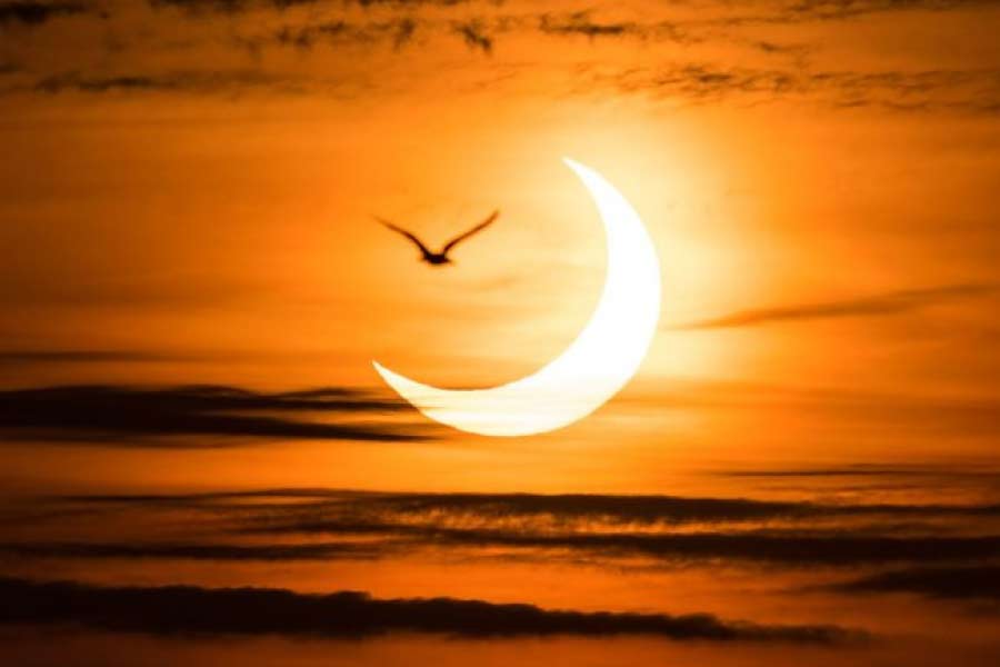 যথাযথ সাবধানতা অবলম্বন করে সূর্যগ্রহণ দেখার জন্য সাধারণ মানুষকে আহ্বান জানিয়েছেন বিশেষজ্ঞরা। গ্রহণের সময় খালি চোখে সূর্যের দিকে তাকানো যাবে না। এতে চোখের স্থায়ী ক্ষতি হতে পারে।