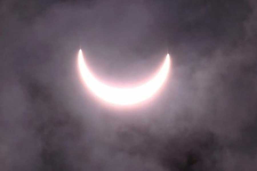 এমপি বিড়লা প্ল্যানেটোরিয়ামের অধিকর্তা দেবীপ্রসাদ দুয়ারি এ প্রসঙ্গে আনন্দবাজার অনলাইনকে বলেন, ‘‘সূর্যের মাত্র ৪ শতাংশ ঢাকা পড়বে। খালি চোখে একেবারেই গ্রহণ দেখা যাবে না। এক্স রে প্লেট বা সাধারণ সানগ্লাস দিয়ে গ্রহণের সময় সূর্যের দিকে তাকালেও চোখের অপূরণীয় ক্ষতি হতে পারে।’’