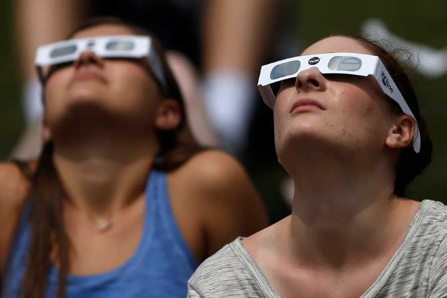 গ্রহণ দেখার জন্য সোলার গগলস‌্ ব্যবহারের পরামর্শ দিয়েছেন তিনি। ১৪ নম্বর ওয়েল্ডিং গ্লাস দিয়েও সূর্যগ্রহণ দেখা যেতে পারে।