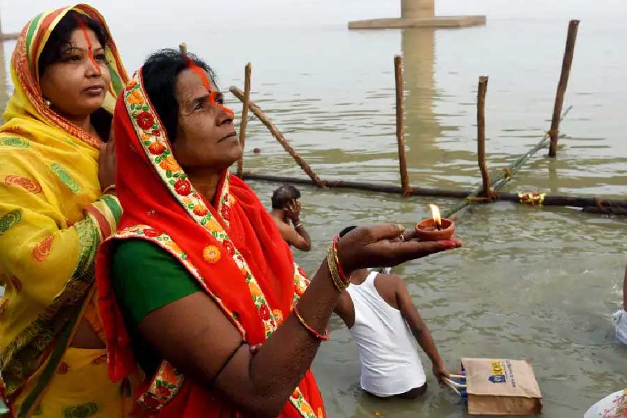 জ্যোতিষশাস্ত্র বলছে, সূর্যগ্রহণের সময়ে দান, জপ ইত্যাদির বিশেষ গুরুত্ব রয়েছে। এই সময়ে পবিত্র নদী এবং হ্রদে স্নানের মন্ত্র জপ করা হয়। এই সময়ে মন্ত্র সিদ্ধিও করা হয়। যদিও বিজ্ঞান এ সব সমর্থন করে না।