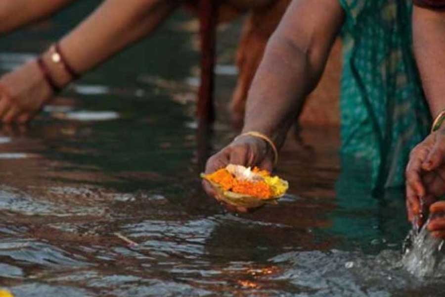 সূর্যগ্রহণের সময় বাইরে বের হওয়া থেকে বিরত থাকার পরামর্শ দেন অনেকে। তাঁরা এই সময় যতটা সম্ভব ঈশ্বরকে স্মরণ এবং মন্ত্র জপ করার পরামর্শ দিয়ে থাকেন। এ সবই বিশ্বাস এবং নির্দিষ্ট শাস্ত্রে বক্তব্য, বিজ্ঞানের সঙ্গে এর কোনও সম্পর্ক নেই।