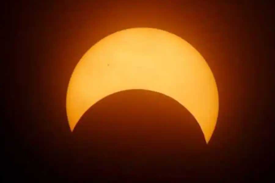 তবে এই সমস্ত দাবি একেবারেই উড়িয়ে দিয়েছেন দেবীপ্রসাদ। তাঁর কথায়, ‘‘আজকাল সমাজমাধ্যম এবং নানা সংবাদমাধ্যমে গ্রহণ সম্পর্কে নানা খবর চোখে পড়ছে। গ্রহণের সময় কী কী করা উচিত বা অনুচিত, অনেকে তা বলে দিচ্ছেন। আমি বিশ্বাস করি, এগুলি অন্ধ কুসংস্কার ছাড়া কিছুই নয়। এর পিছনে কোনও বৈজ্ঞানিক যুক্তি নেই। আধুনিক সময়ে মানুষ যখন বিজ্ঞান ও প্রযুক্তির সব রকম সুবিধা ভোগ করছে, তখন এই ধরনের মানসিকতা রাখার যৌক্তিকতা নেই।’’