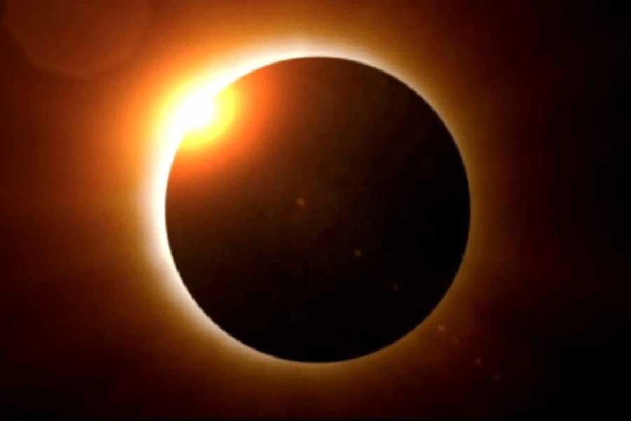 কালীপুজোয় সূর্যগ্রহণের ঘটনা বিরল। ২৭ বছর পর ফের তেমন মুহূর্তের সাক্ষী থাকবে দেশ। এর আগে ১৯৯৫ সালের ২৭ অক্টোবর পূর্ণগ্রাস সূর্যগ্রহণ হয়েছিল।