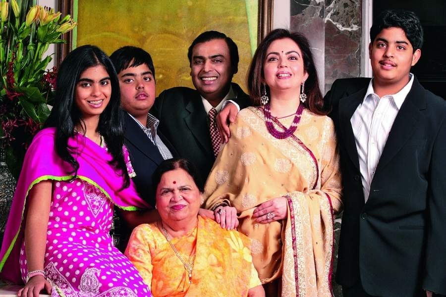 অম্বানী পরিবার ধারাবাহিকভাবে দানধ্যান করে থাকে। সম্প্রতি ১৪ অক্টোবর মুকেশ অম্বানী বদ্রীনাথ দর্শনে যান এবং ৫ কোটি টাকা দান করেন কেদারনাথ ও বদ্রীনাথ মন্দিরের উন্নয়নের জন্য।