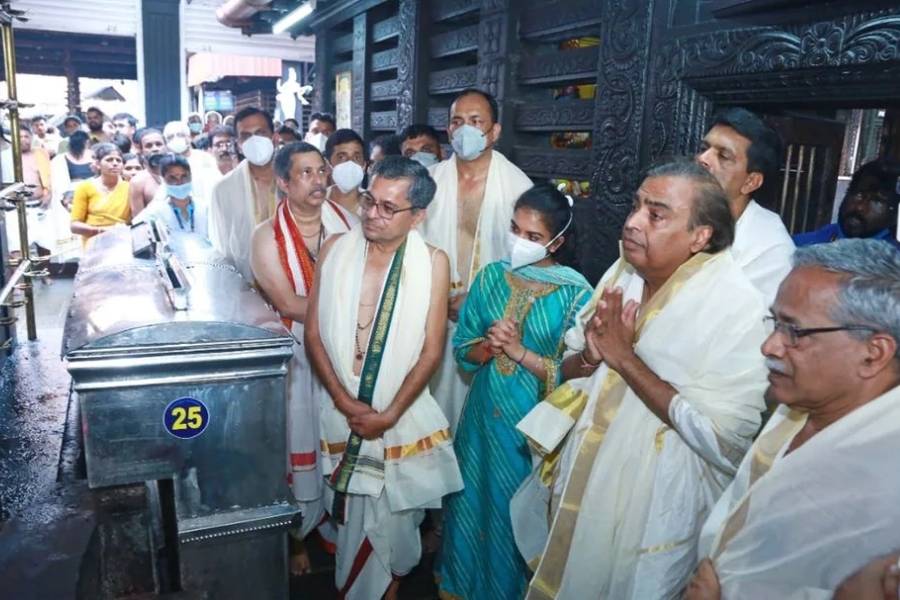 প্রসঙ্গত উল্লেখ্য, সেপ্টেম্বরের শুরুতে কেরলের বিখ্যাত গুরুবায়ুর মন্দিরে গিয়েছিলেন মুকেশ অম্বানী। সেখানে ‘অন্নদানম’ তহবিলে ১.৫১ কোটি টাকা দান করেন তিনি। উপস্থিত ছিলেন ছেলে অনন্ত অম্বানীর বাগদত্তা।