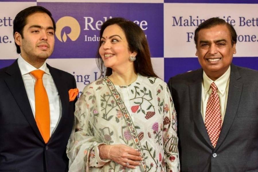 অগাস্ট মাসে ঘোষণা করা হয়, রিলায়েন্সের নতুন বিদ্যুৎ ব্যবসার দায়িত্ব নেবেন অনন্ত অম্বানী।