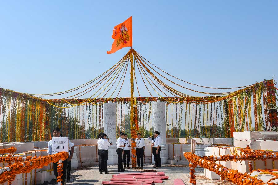 ২০২৪-এর জানুয়ারির মধ্যেই ভক্তদের জন্য খুলে দেওয়া হবে অযোধ্যার রামমন্দির। নির্মীয়মাণ মন্দিরে রামলালার মূর্তি স্থাপন করার পর মন্দিরের দরজা খুলে দেওয়া হবে বলে জানিয়েছেন রামমন্দির ট্রাস্টের সাধারণ সম্পাদক চম্পত রাই। 