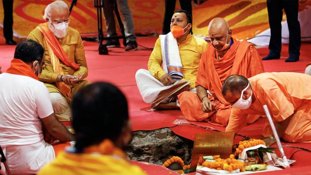 ২০২০ সালের ৫ অগস্ট অযোধ্যায় রামমন্দিরের ভিত্তিপ্রস্তর স্থাপন করেন প্রধানমন্ত্রী নরেন্দ্র মোদী। তার পর থেকে আনুষ্ঠানিক ভাবে শুরু হয়ে যায় মন্দির নির্মাণের কাজ। জানানো হয়, ২০২৪ সালের জানুয়ারিতেই নির্মাণ কাজ করে মন্দিরের দরজা সাধারণের জন্য খুলে দেওয়া হবে।