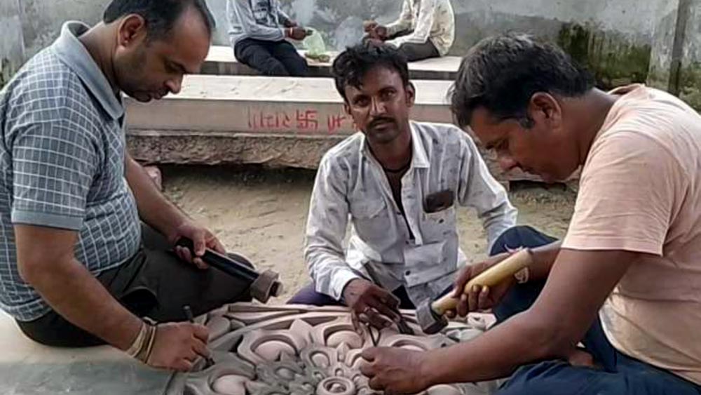 মন্দিরের গর্ভগৃহ আলো করে থাকবে রাজস্থানের মাকরানা পাহাড় থেকে আনা বিশেষ সাদা মার্বেল। রাম জন্মভূমি ট্রাস্টের তরফে এই তথ্য জানানো হয়েছে।