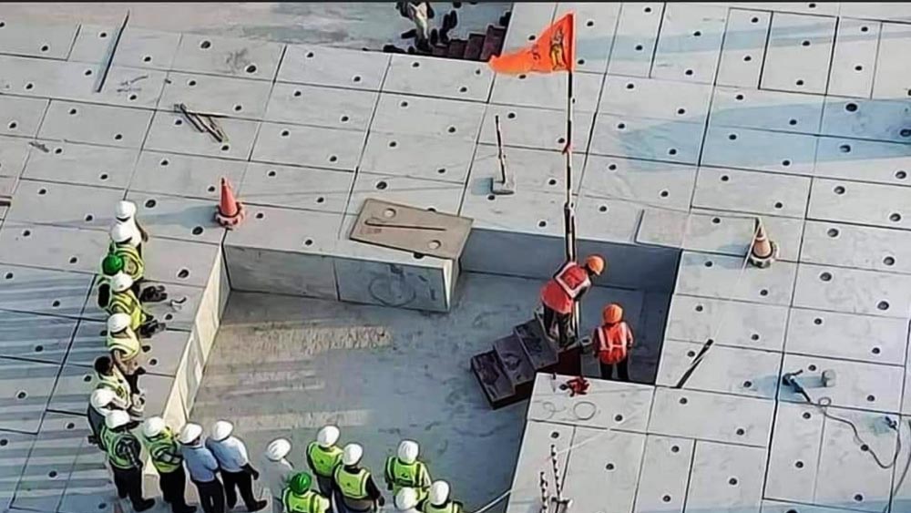 অযোধ্যার রামমন্দির নির্মাণের কাজ করছে লার্সেন অ্যান্ড টুব্রো। গোটা প্রক্রিয়া নজরদারির কাজে রয়েছে টাটা কনসাল্টিং ইঞ্জিনিয়ার্স। এ ছাড়াও একাধিক বিশ্ববিখ্যাত নির্মাণ বিশেষজ্ঞদের পরামর্শ নেওয়া চলছে নিরন্তর।