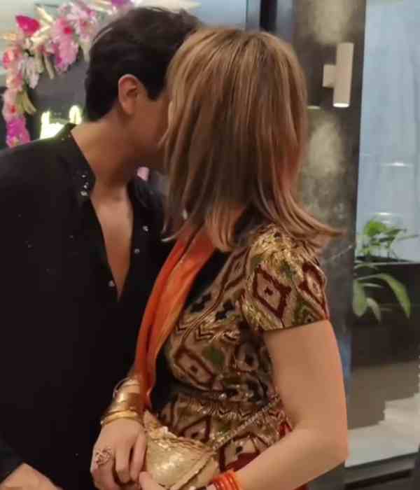 একটি দীপবলি পার্টিতে একে অপরের গালে চুম্বন আঁকেন সুজান এবং আরসালান গোনি।