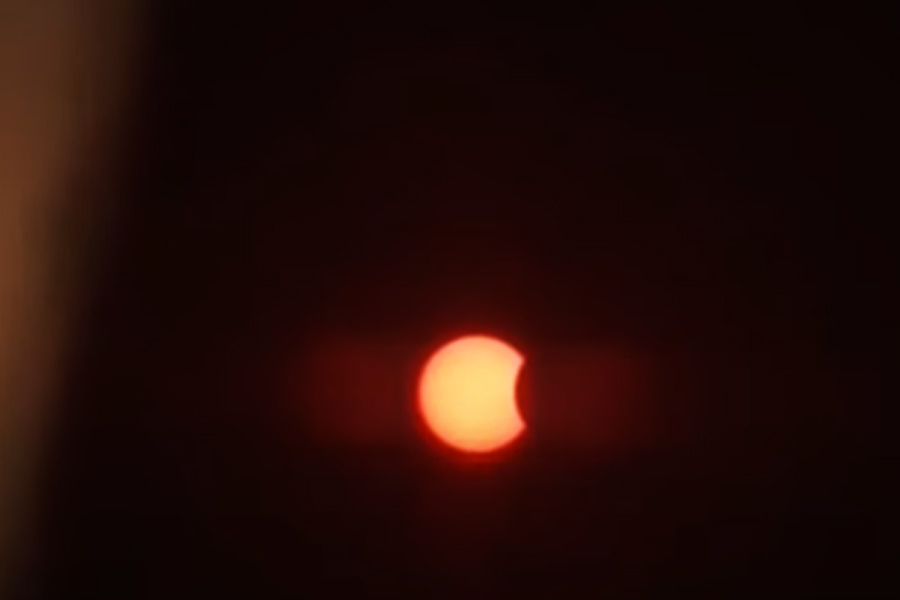 দেশ-বিদেশের নানা প্রান্ত থেকে মঙ্গলবার বিকেলে দেখা গেল খণ্ডগ্রাস সূর্যগ্রহণ। সূর্যের বেশ খানিকটা অংশ ঢাকা পড়ল চাঁদের ছায়ায়।