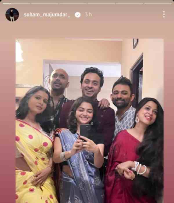 ছবি বলছে এ দিন বন্ধুদের সঙ্গেই চুটিয়ে আনন্দ করেছেন সোহম-শোলাঙ্কি।