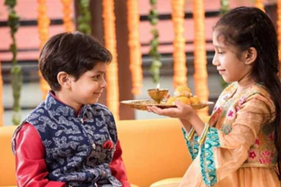 এ দিকে, ভাইফোঁটায় সেই বাঁ হাতের কড়ে আঙুলই ভরসা!  পুজোর জোগাড়যন্ত্র থেকে ফুল-নৈবেদ্য অর্পণ, সব শুভ কাজেই ব্যবহৃত হয় ডান হাত। অঞ্জলির ফুল কিংবা প্রসাদ নেওয়া- বাঁ হাত ব্যবহার করলে বড়দের কাছ থেকে রীতিমতো বকাঝকা জোটে। শুভ কাজ নাকি সর্বদা ডান হাতে করতে হয়।