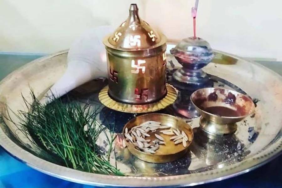 বাঙালির ঘরে ঘরে ভাইফোঁটার দিনে ভাইয়ের কবাঙালির ঘরে ঘরে ভাইফোঁটার দিনে ভাইয়ের কপালে তিলক এঁকে তাঁর দীর্ঘায়ু ও সাফল্য কামনা করেন বোনেরা। তবে সেই ফোঁটা দিতে কিন্তু ডান হাত নয়, ব্যবহার করা হয় বাঁ হাতের কড়ে আঙুল!পালে তিলক এঁকে তাঁর দীর্ঘায়ু ও সাফল্য কামনা করেন বোনেরা। তবে সেই ফোঁটা দিতে কিন্তু ডান হাত নয়, ব্যবহার করা হয় বাঁ হাতের কড়ে আঙুল! কিন্তু ভাইয়ের মঙ্গল কামনার মতো পবিত্র রীতি পালনে কেন ব্যবহার হয় বাঁ হাতের কড়ে আঙুল? এই প্রশ্নের উত্তর কি জানা আছে আপনার? কোন বিশেষ কারণে এমনটা হয়ে আসছে আবহমান কাল ধরে, তার হদিস রইল এই প্রতিবেদনে।