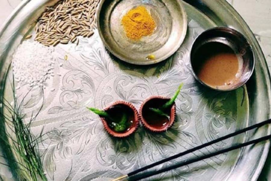 কিন্তু ভাইয়ের মঙ্গল কামনার মতো পবিত্র রীতি পালনে কেন ব্যবহার হয় বাঁ হাতের কড়ে আঙুল? এই প্রশ্নের উত্তর কি জানা আছে আপনার? কোন বিশেষ কারণে এমনটা হয়ে আসছে আবহমান কাল ধরে,  তার হদিস রইল এই প্রতিবেদনে। 