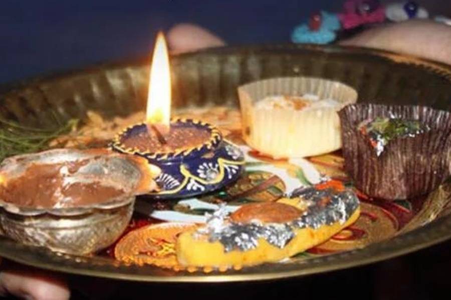সনাতন ধর্ম বিশ্বের সবচেয়ে আদি ধর্ম নামে খ্যাত। তার সকল রূপ নিয়ে বিভিন্ন উৎসব বা ধর্মীয় রীতিনীতি পালিত হয় সম্পূর্ণ সাবেক আমেজে। মানুষের শরীরের বাঁ দিকে থাকে হৃদয়। তাই মনে করা হয়, বাঁ হাতের শিরা-উপশিরার সঙ্গে হৃদয়ের সরাসরি যোগাযোগ রয়েছে। ভাই-বোনের সম্পর্কে ভালবাসা ও আত্মিক টানের প্রতীক হিসেবেই তাই বাঁ হাতে ভাইফোঁটা দেওয়ার প্রচলন।