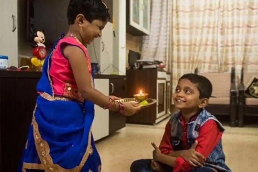 আবার সনাতন ধর্ম মতে ব্যাখ্যা- মানুষের হাতের ৫টি আঙুল প্রকৃতির ৫টি উপাদানের প্রতীক।  ক্ষিতি, অপ, তেজ, মরুৎ ও ব্যোম- প্রকৃতির এই পাঁচ উপাদান বোঝানো হয় মানুষের পাঁচ আঙুলের মাধ্যমে। এর মধ্যে ব্যোম অর্থাৎ মহাশূন্যের প্রতীক হিসেবে ধরা হয় কড়ে আঙুলকে।