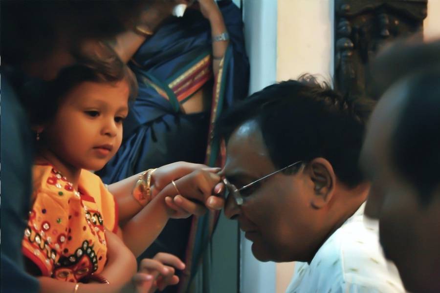 হিন্দু শাস্ত্রমতে ভাই বোনের এই সম্পর্ক মহাশূন্যের মতোই অসীম ভালবাসার। তাই কড়ে আঙুলে করেই দই, ঘি, চন্দন বা কাজলের ফোঁটা দেওয়ার প্রথা। তাঁদের নিরাপদ থাকার প্রার্থনার পাশাপাশি ভাইয়ের সঙ্গে স্নেহের এই বন্ধন অটুট থাকুক, এমন কামনাই করে থাকেন দিদি-বোনেরা। 