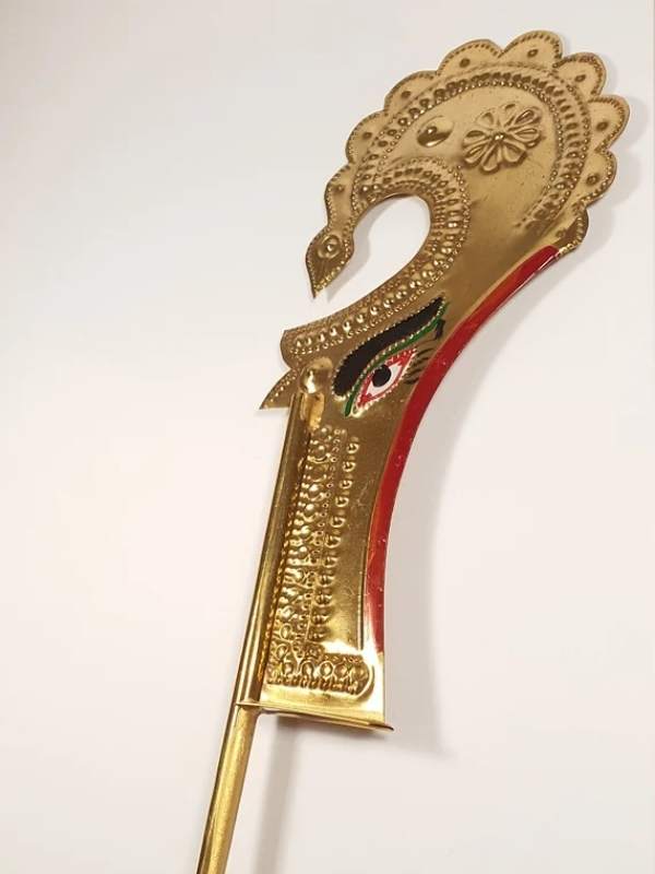 খড়্গকে দেবী কালীর শক্তির আধার হিসেবে ধরা হয়। শ্রী বিষ্ণুর প্রতীক যেমন সুদর্শন চক্র, তেমনই দেবী কালীর শক্তিরূপের প্রতীক হল এই খড়্গ বা খাঁড়া। ‘শ্রী চণ্ডী’তে বলা হয়েছে, ‘খড়্গ আমাদের রক্ষা করুক।’ 