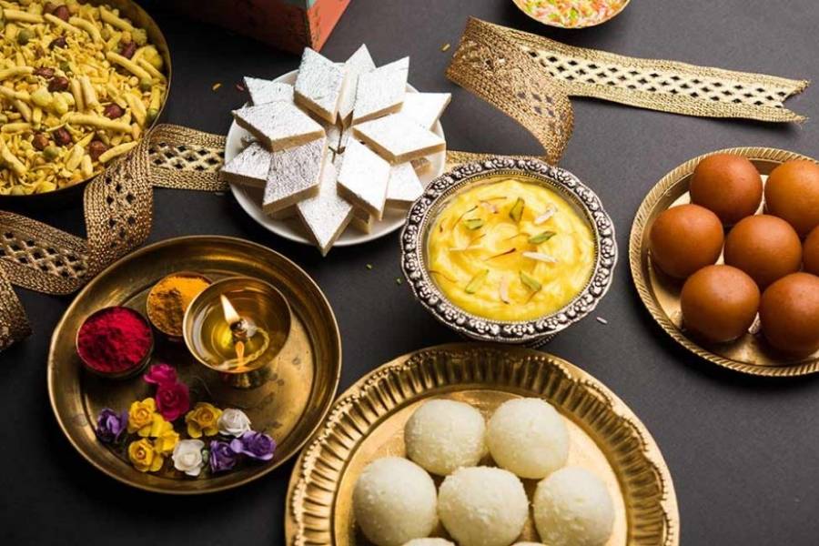 দূর্বা ঘাস ও ধানের শীষের সঙ্গে তিন বার ফোঁটা দিয়ে এই রীতি পালন করে থাকেন মেয়েরা। সঙ্গতে উলু ও শঙ্খধ্বনি।