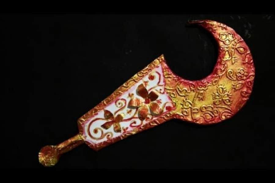 কালী পুজোর পরে প্রতিমা বিসর্জন হলেও তার হাতের খাঁড়াটি বাড়িতে রেখে দেন অনেকেই। তার নেপথ্যে শক্তি রূপে স্বয়ং দেবীকে ঘরে রেখে দেওয়ার ভাবনা। ম়ৃন্ময়ী রূপকে বিসর্জন দিলেও দেবীর শক্তি রূপ খড়্গ বাড়িতেই থেকে যায়। 