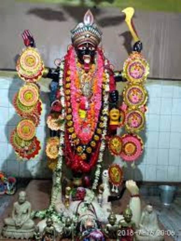 পুরাণ মতে, দেবী কালী এই খড়্গর মধ্যে শক্তিরূপে বিরাজ করেন। সন্তানদের সব বিপদ থেকে রক্ষা করেন সে ভাবেই।