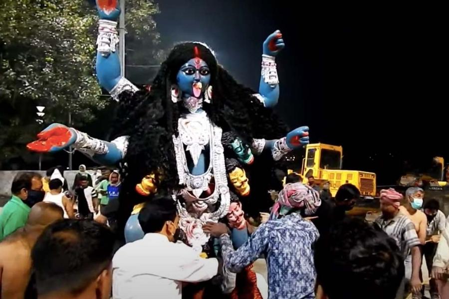 বিসর্জনকে কেন্দ্র করে যাতে কোনও অপ্রীতিকর ঘটনা না ঘটে, সে বিষয়ে কড়া হচ্ছে স্বরাষ্ট্র দফতর। ইতিমধ্যেই প্রতিটি জেলার এসপি, আইসি, ডিআইজি এবং আইজি–কে এ নিয়ে বিশেষ নির্দেশ দেওয়া হয়েছে।