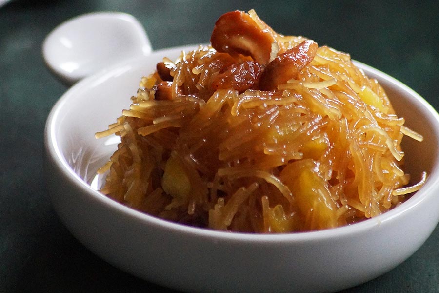 নিজে হাতে বানিয়ে ভাইদের মিষ্টিমুখ করান।