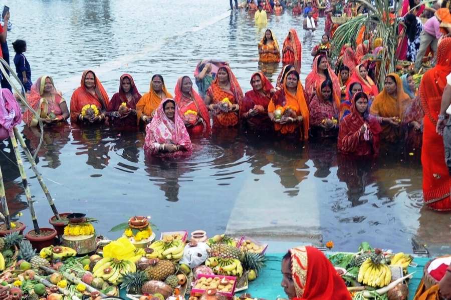 অন্য দিকে, কালীপুজোর বিসর্জন প্রস্তুতি এবং ছটপুজোকে কেন্দ্র করে জেলাশাসকদের ঘাটগুলিতে বিশেষ নজরদারি চালানোর নির্দেশ দিয়েছেন মুখ্যসচিব।    