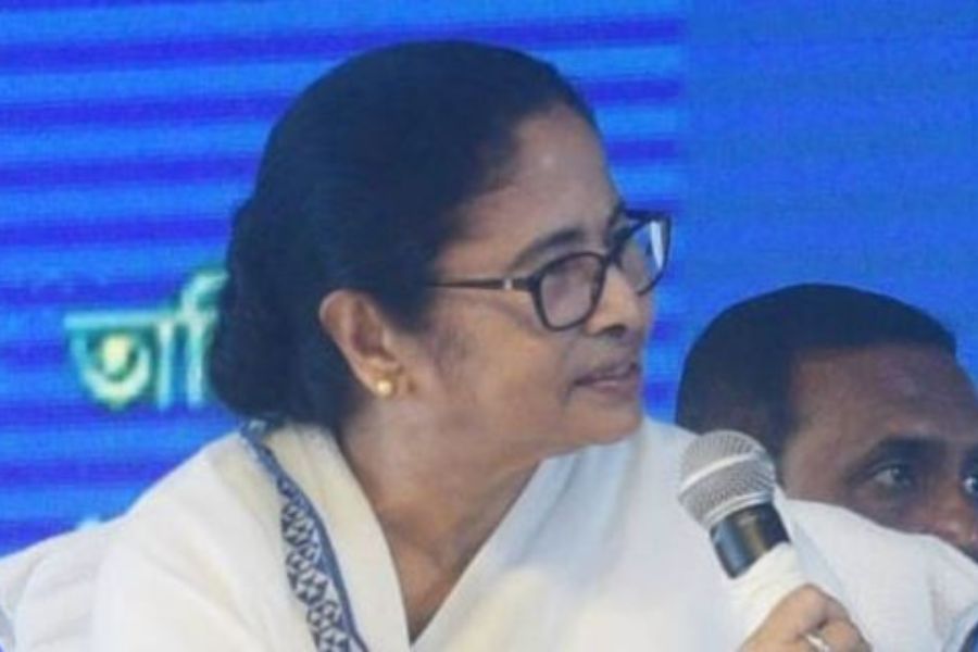 গত মঙ্গলবার এই প্রসঙ্গে মুখ্যমন্ত্রী জানান, বিসর্জনের সময়ে সব দিকে খেয়াল রাখতে হবে। একটি নির্দিষ্ট লাইনে দাঁড়িয়ে ছট পুজো করার পরামর্শও দিয়েছেন ভক্তদের। 